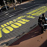 Greenpeace Netherlands activists have painted a 25-metre message for minister Hermans at the intersection between the Parliament and the Ministry for Climate & Green Growth in The Hague. On the day of the climate debate, the pavement reads: ‘Hermans: Minister for Fossil’. With the action, Greenpeace wants to make it clear to Hermans that her climate package does not even meet her own statutory climate targets.
Actievoerders van Greenpeace Nederland hebben een boodschap van 25 meter voor minister Hermans geschilderd bij het kruispunt tussen de Tweede Kamer en het Ministerie voor Klimaat & Groene Groei in Den Haag. Op de dag van het klimaatdebat staat op de stoep: 'Hermans: Minister voor fossiel’. Met de actie wil Greenpeace Hermans duidelijk maken dat ze met haar klimaatpakket zelfs de eigen wettelijke klimaatdoelen niet haalt.