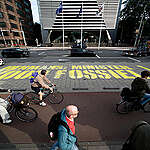 Greenpeace Netherlands activists have painted a 25-metre message for minister Hermans at the intersection between the Parliament and the Ministry for Climate & Green Growth in The Hague. On the day of the climate debate, the pavement reads: ‘Hermans: Minister for Fossil’. With the action, Greenpeace wants to make it clear to Hermans that her climate package does not even meet her own statutory climate targets.
Actievoerders van Greenpeace Nederland hebben een boodschap van 25 meter voor minister Hermans geschilderd bij het kruispunt tussen de Tweede Kamer en het Ministerie voor Klimaat & Groene Groei in Den Haag. Op de dag van het klimaatdebat staat op de stoep: 'Hermans: Minister voor fossiel’. Met de actie wil Greenpeace Hermans duidelijk maken dat ze met haar klimaatpakket zelfs de eigen wettelijke klimaatdoelen niet haalt.