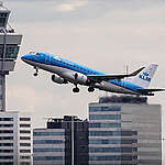 A KLM airplane taking off at Schiphol Airport.
Opstijgende vliegtuigen bij Schiphol Airport.