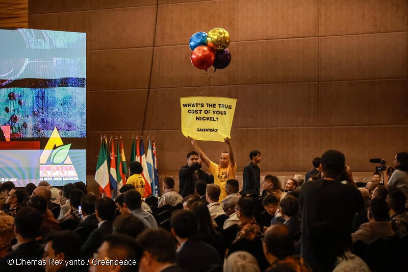 Activisten voeren actie tegen destructieve nikkelmijnbouw tijdens conferentie in Jakarta