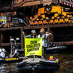 One of the largest and most polluting steel factories in Europe is located in the middle of an area where hundreds of thousands of people live. Greenpeace Netherlands organises a protest called ‘People vs Polluters: Tata Steel’. Hundreds of activists from the Netherlands protest against the sickening pollution of Tata Steel. Their demand: close down the most polluting parts of the factory.