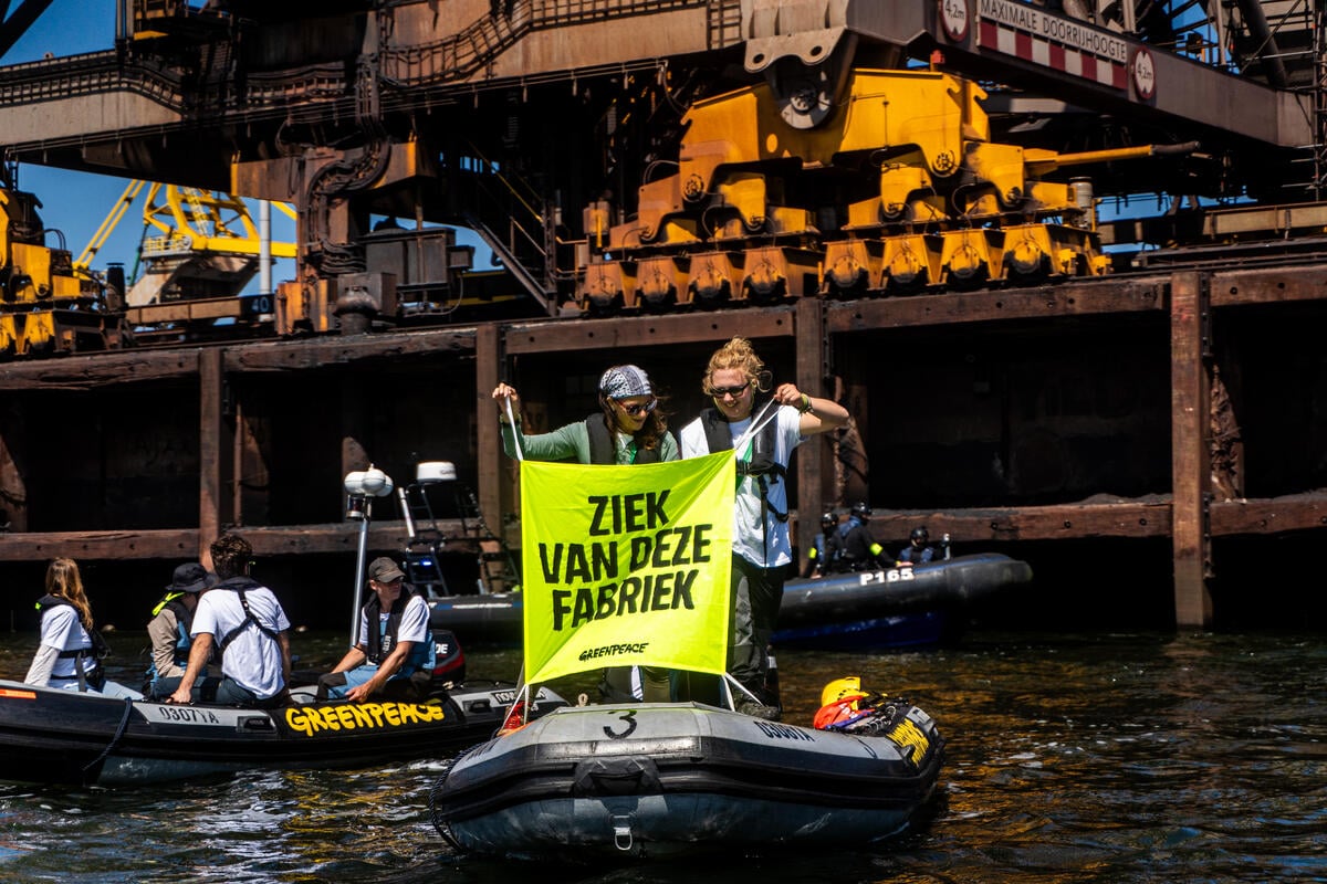 Protest against the Pollution of the Tata Steel Factory in the Netherlands. © Tengbeh Kamara / Greenpeace