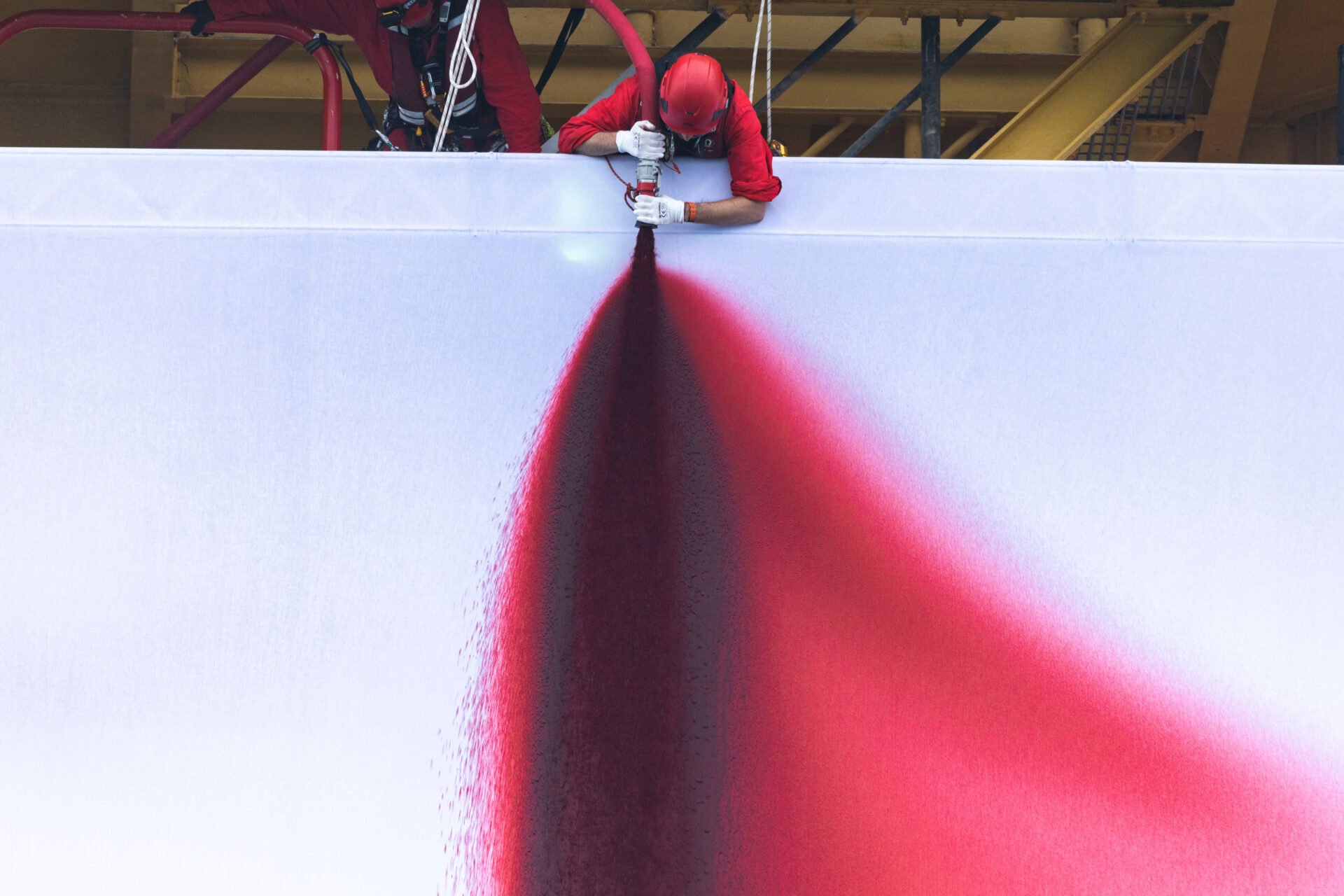 Bloedrood kunstwerk op Shell-platform: dit moet je weten over deze  Greenpeace-actie