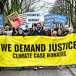 Eight people from Bonaire, together with Greenpeace Netherlands, are suing the Dutch State. Bonaire is one of the Dutch municipalities hit hardest by climate change. They argue that their human rights are being violated because the State is doing far too little to protect the inhabitants of the special Dutch municipality from the effects of climate change.
Acht mensen van Bonaire klagen samen met Greenpeace Nederland de Nederlandse Staat aan.
Bonaire is een van de Nederlandse gemeenten die het hardst geraakt wordt door klimaatverandering.
Ze betogen dat hun mensenrechten geschonden worden, omdat de Staat veel te weinig doet om de
inwoners van de bijzondere Nederlandse gemeente te beschermen tegen de gevolgen van
klimaatverandering.