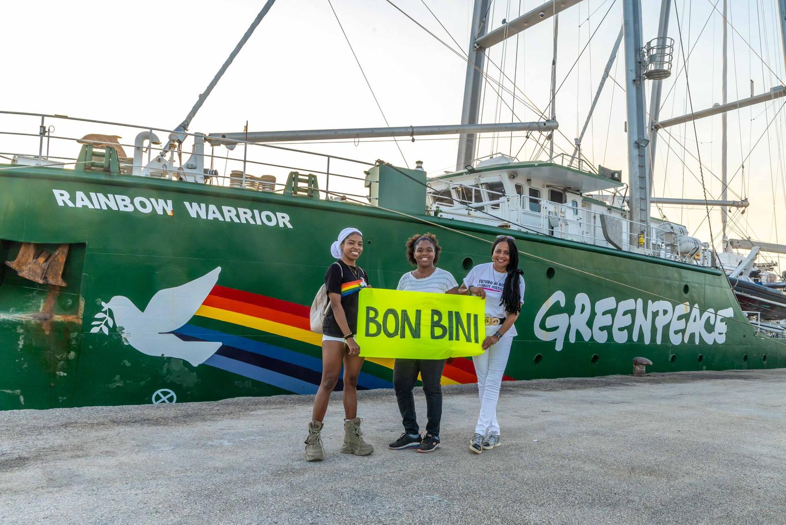 E barku ikóniko di Greenpeace Rainbow Warrior a yega Boneiru