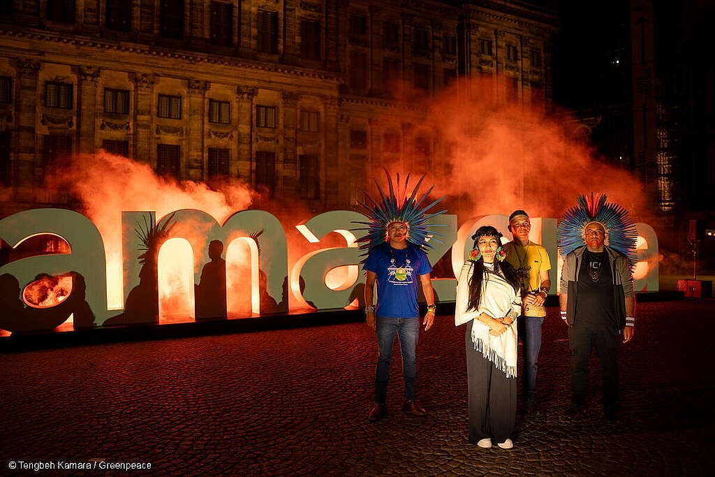 Inheemse leiders op de Dam bij AMAZONIA letters Inheemse leiders op de Dam bij AMAZONIA letters