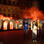 Greenpeace brings the Amazon to the heart of Europe through a powerful street-level action: giant AMAZONIA letters touring major cities. Through emotional messages, video projections, and Indigenous voices, the action calls for urgent climate justice and forest protection ahead of the historic COP30 in Belém, Brasil.
Greenpeace brengt de Amazone naar het hart van Europa met een krachtige actie op straatniveau: gigantische AMAZONIA-letters die langs grote steden trekken. Door middel van emotionele boodschappen, videoprojecties en stemmen van Inheemse volken roept de actie op tot urgente klimaatgerechtigheid en bosbescherming voorafgaand aan de historische COP30 in Belém, Brazilie.