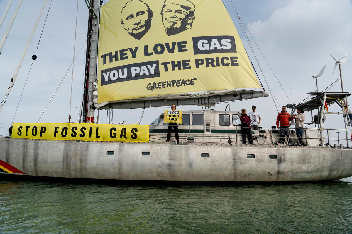Blockade against Putin’s and Trump’s Gas at the Zeebrugge Terminal in Belgium. © Eric De Mildt / Greenpeace