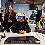 Inwoners van Bonaire en Greenpeace Nederland staan tegenover de Nederlandse Staat in rechtbank Den Haag om rechtvaardig klimaatbeleid te eisen. De overheid schendt mensenrechten door onvoldoende bescherming te bieden tegen de gevolgen van klimaatverandering. Bonaire is een van de Nederlandse gemeenten die het hardst wordt geraakt door de klimaatcrisis. Via de rechter eisen ze dat de overheid de CO2-uitstoot uiterlijk in 2040 naar nul brengt én met concrete plannen komt om Bonaire te beschermen.

Op de foto, van links naar rechts, zien we op de onderste rij: de eisers Onnie Emerenciana, Jackie Bernabela en Angelo Vrolijk.

Op de tweede rij staan Marieke Vellekoop, directeur van Greenpeace Nederland, en advocaat Emiel Jurjens van Prakken d'Oliveira.