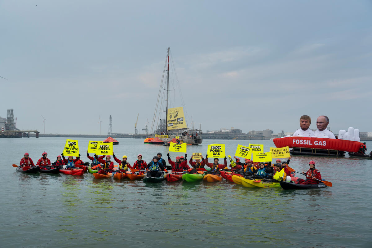Blockade against Putin’s and Trump’s Gas at the Zeebrugge Terminal in Belgium. © Eric De Mildt / Greenpeace