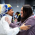 The government is violating human rights by failing to provide adequate protection against the impacts of climate change. Bonaire is one of the Dutch municipalities most severely affected by the climate crisis. Through the court, they are demanding that the government reduce CO₂ emissions to net zero by 2040 and present concrete plans to protect Bonaire.
Inwoners van Bonaire en Greenpeace Nederland staan tegenover de Nederlandse Staat in rechtbank Den Haag om rechtvaardig klimaatbeleid te eisen. De overheid schendt mensenrechten door onvoldoende bescherming te bieden tegen de gevolgen van klimaatverandering. Bonaire is een van de Nederlandse gemeenten die het hardst wordt geraakt door de klimaatcrisis. Via de rechter eisen ze dat de overheid de CO2-uitstoot uiterlijk in 2040 naar nul brengt én met concrete plannen komt om Bonaire te beschermen.