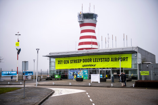Actievoerders Greenpeace bereiden zich voor op overnachting in hoofdgebouw luchthaven