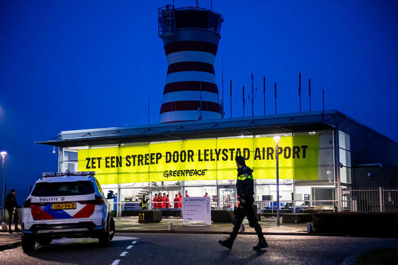 Greenpeace bezet Lelystad Airport