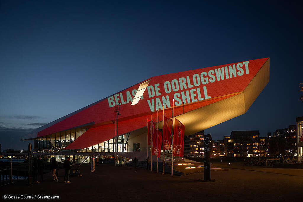 projectie greenpeace over oorlogswinsten van shell