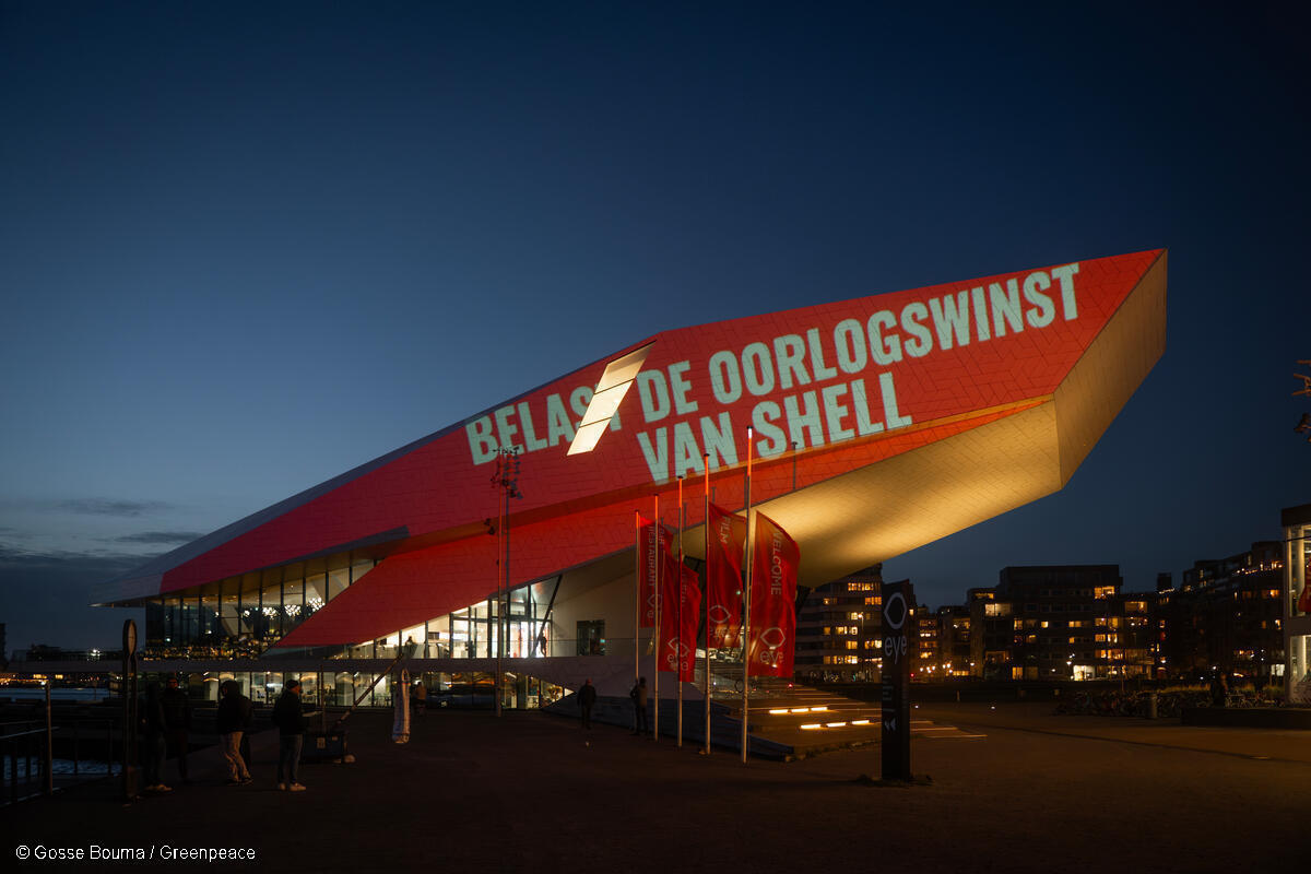 projectie greenpeace over oorlogswinsten van shell