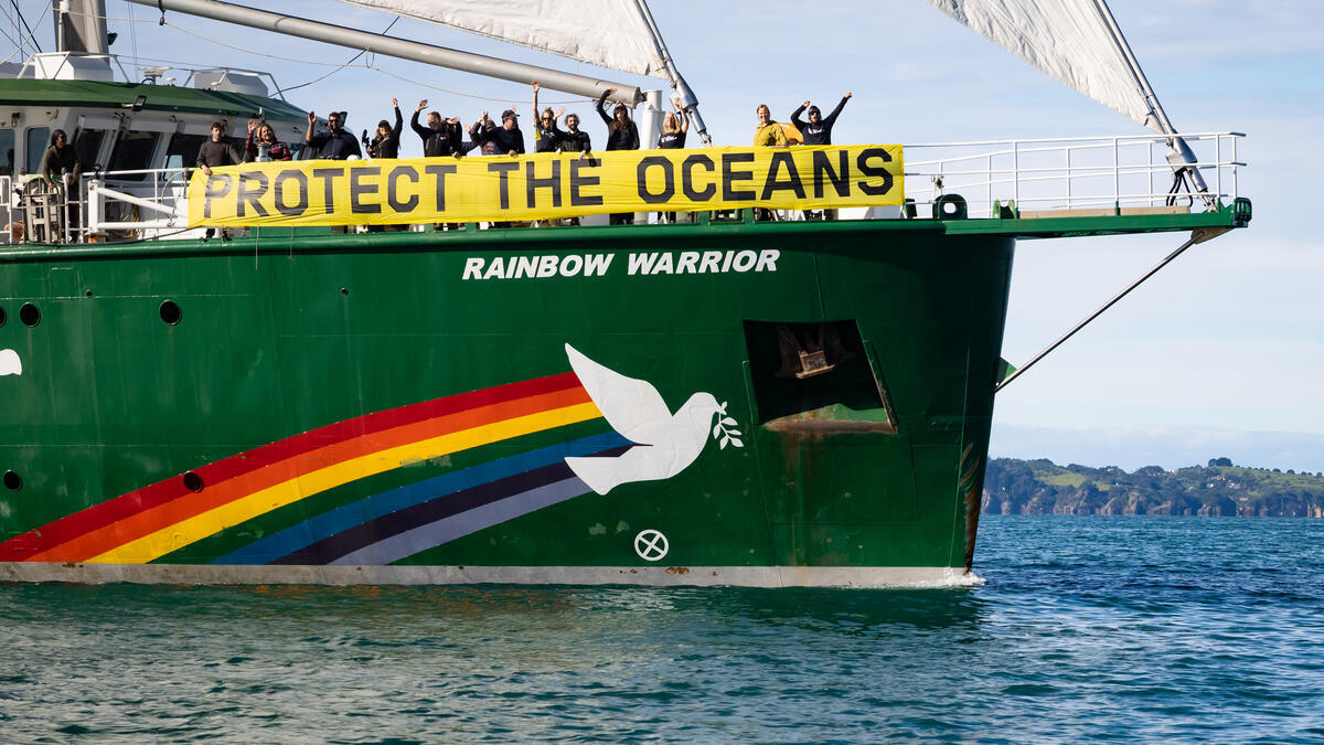 De Rainbow Warrior komt aan in Auckland