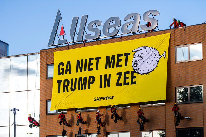 Een spandoek aan de gevel van Allseas in Delft 