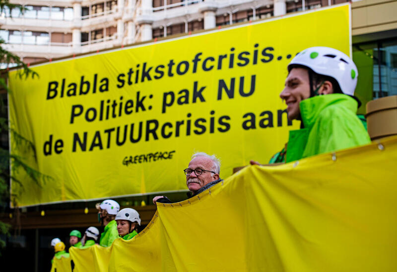 Activists Climb New Parliament Building in The Hague
Actievoerders van Greenpeace klimmen op Tweede Kamer-gebouw Stikstof protest bij de Tweede Kamer