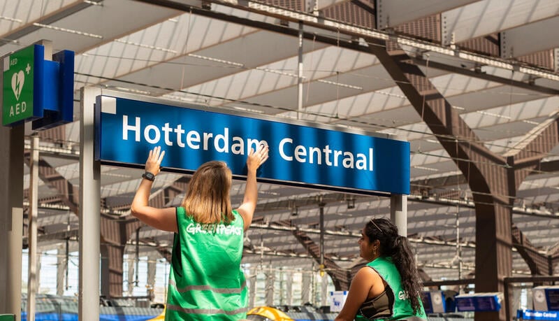 Greenpeace Netherlands activists rename train stations during extreme summer heatwaveActievoerders passen stationsnamen aan in extreem hete zomer stationsnamen actie Greenpeace
