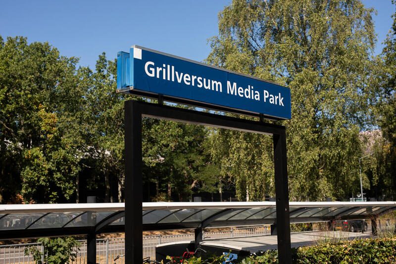 Hotterdam en Grillversum: wij vervangen 4 stationsnamen voor de hete variant