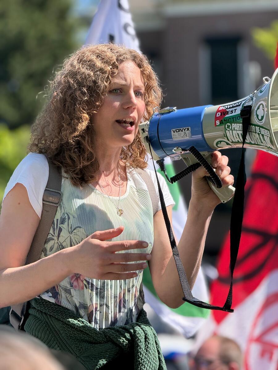 Een vrouw laat letterlijk haar stem horen voor een schone aarde © Philip Schols / Greenpeace