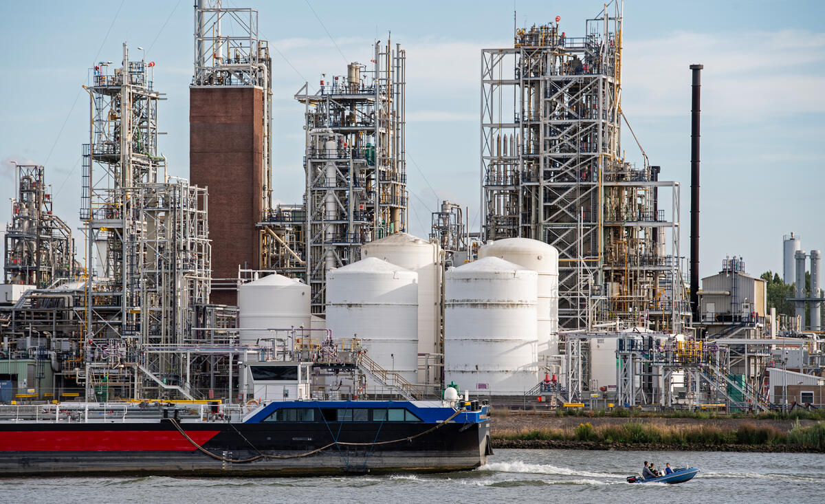 PFAS is becoming an escalating problem in the Netherlands. According to the RIVM, most Dutch residents have toxic PFAS in their blood above safe limits, and drinking water companies are sounding the alarm as these substances become nearly impossible to remove from tap water. We cannot afford to wait for an uncertain European ban while Chemours continues to produce and discharge toxic PFAS.Our health and that of future generations must come first. That is why Greenpeace demands an immediate national ban on the use, import, and production of PFAS to protect public health and a clean living environment.