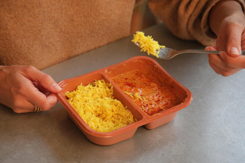 Ready Meals, Takeaways and Plastic Food Packaging Bij het opwarmen van kant-en-klaarmaaltijden kan plastic vrijkomen.
