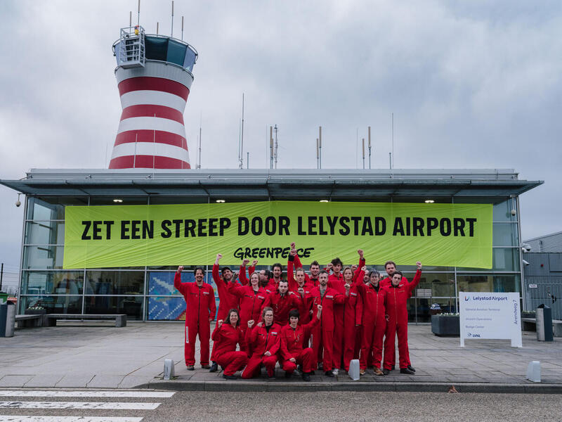 36 Hour Occupation Action at Lelystad Airport in the Netherlands
36 uur lang Actievoerders Greenpeace bezetten Lelystad Airport in Nederland Greenpeace voert actie bij Lelystad Airport © Tengbeh Kamara / Greenpeace