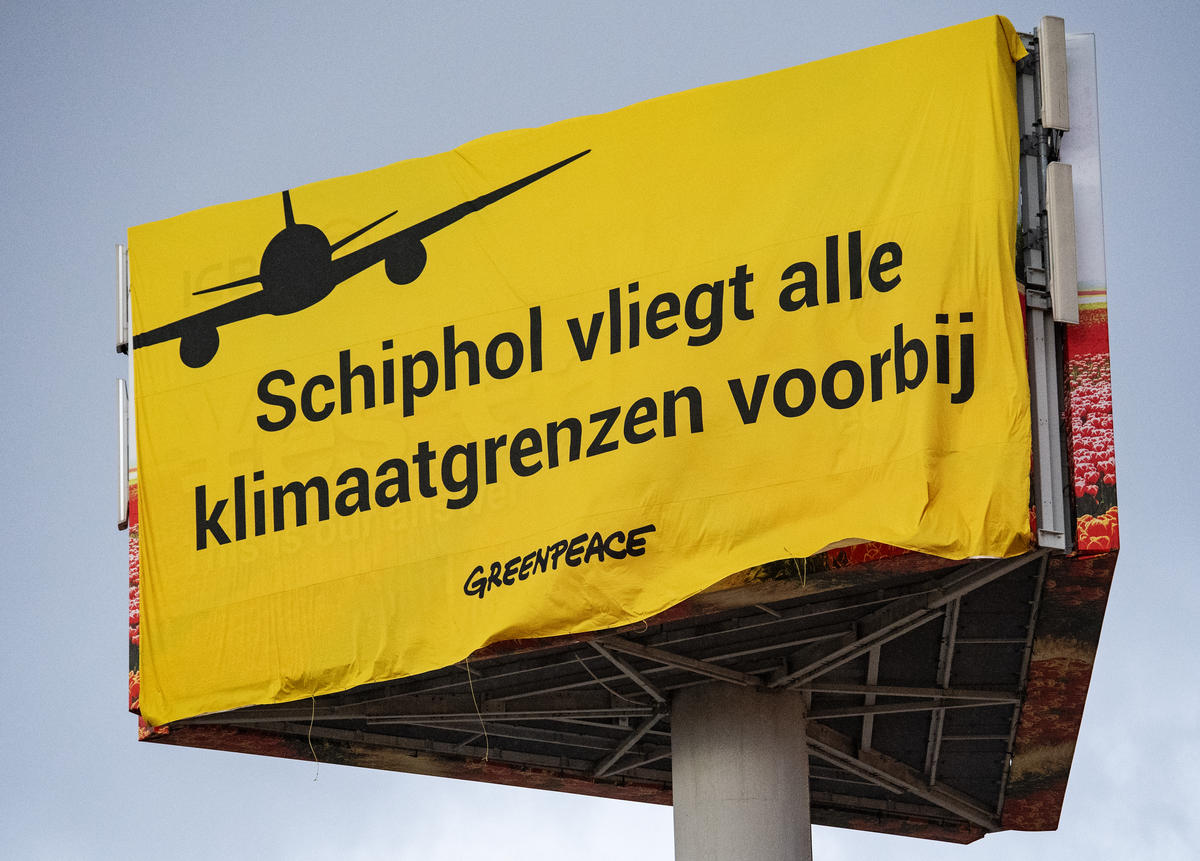 Protestival at Schiphol Airport in the Netherlands Greenpeace Netherlands organises a 2 day long event called “Protestival” at Schiphol Airport, the largest tax-free gas station in the Netherlands.
Hundreds of activists join the activity at the airport to demand a climate action plan for the climate emergency.
A banner is placed reading "Schiphol vliegt alle klimaatgrenzen voorgbij" (Schiphol flies past all climate limits).