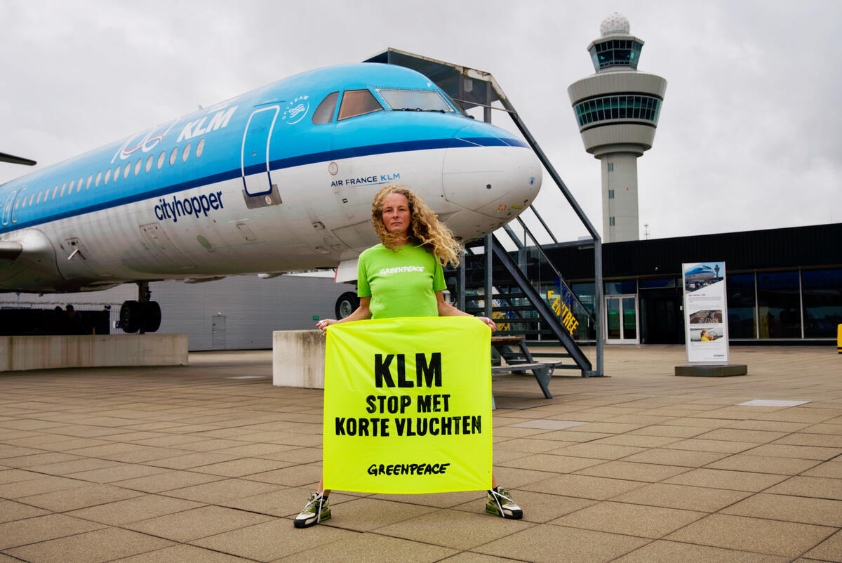 Protest against KLM at Schiphol Airport in Amsterdam KLM is the largest and most polluting airline in the Netherlands. That is why Greenpeace Netherlands calls on KLM to take responsibility and take real action for the climate and our future. Stop short flights and make a reduction plan.