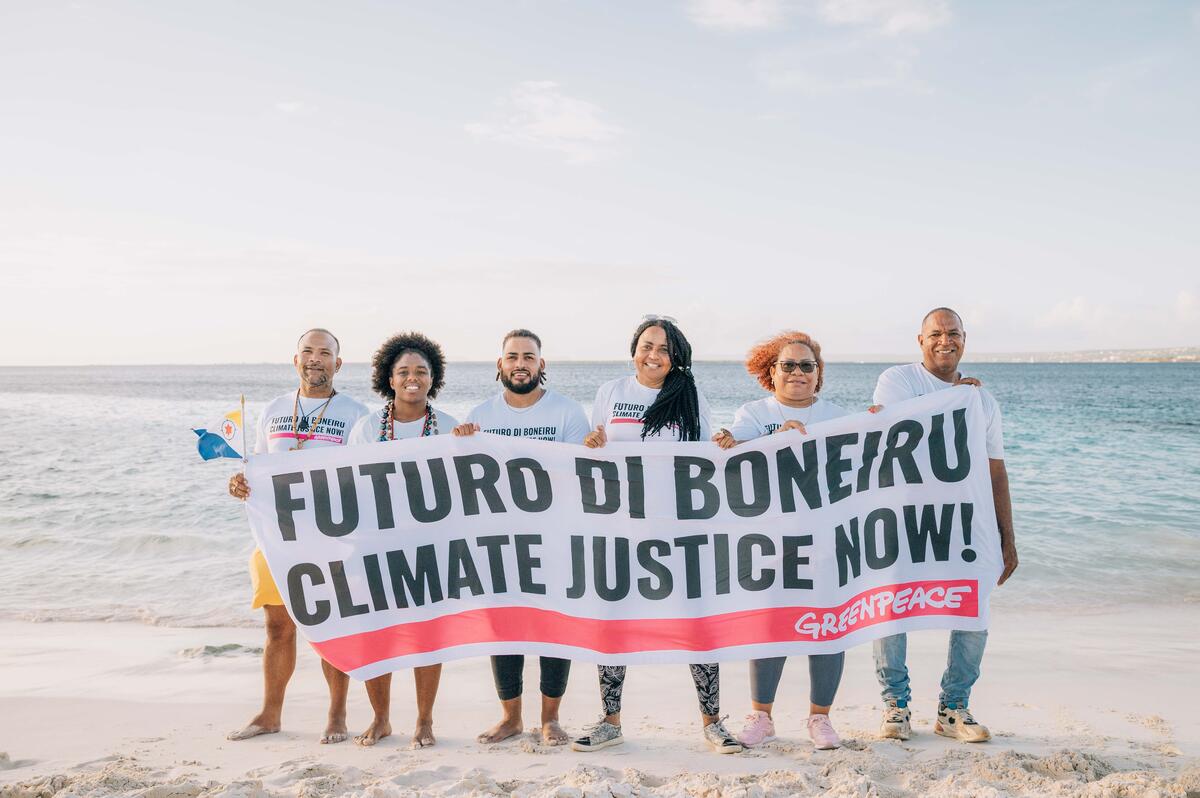 Plaintiffs Bonaire Climate Case Residents of Bonaire, together with Greenpeace Netherlands and allies, stand up for climate justice during the very first climate event on the island.
From left to right: Angelo Vrolijk, Danique Martis, Judmar Emerenciana, Jackie Bernabela, Helen Angela, Onnie Emerenciana.