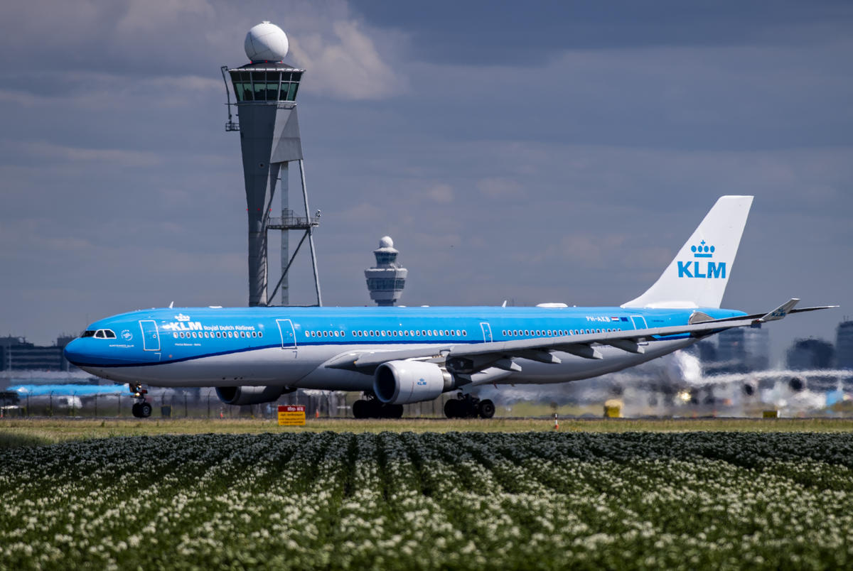 Schiphol Airport in the Netherlands. © Marten van Dijl / Greenpeace