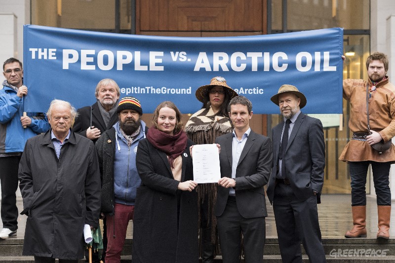 Greenpeace og Natur og Ungdom holder opp banner på trappen av Tinghuset i forbindelse med Klimasøksmål Arktis