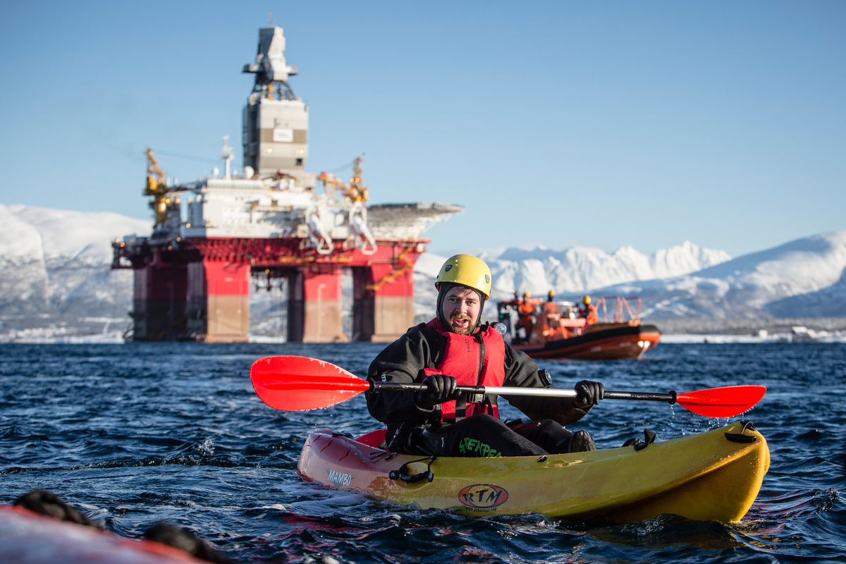 Tromsö (Norwegen), 27. 2. 2017 – An einer Bohrplattform des Ölkonzerns Statoil demonstrieren heute 12 Greenpeace-Aktivisten für konsequenten Schutz des Klimas und der Arktis. Die heute auslaufende Plattform muss durch einen Fjord bei Tromsö, die Umweltschützer protestieren vor ihr in Kajaks und Schlauchbooten. Die Plattform soll bis zum Sommer in die äußere Barentssee fahren und dort an einer der weltweit nördlichsten Stellen nach Öl bohren. „Es ist hochriskant, in dieser abgeschiedenen und bislang weitgehend unberührten Region nach Öl zu bohren“, sagt Greenpeace-Sprecherin Stephanie Menzel. „Das arktische Meer ist besonders sensibel. Das Öl muss im Boden bleiben – zum Schutz des Klimas und dieser einzigartigen Natur.“(c) Will Rose/Greenpeace