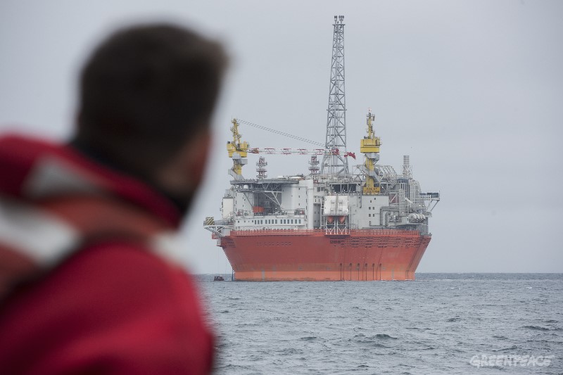 Barents Sea, NorwayGreenpeace og Natur og Ungdom protesterer ny oljeutvinning i Arktis, og peker på utallige problemer knyttet til Goliat-plattformen. Det er den første, og så langt eneste plattformen som produserer olje i Barentshavet. Politiet har etterforsket utslipp av miljøskadelige kjemikalier og ansatte ved riggen har krevd stanse i produksjonen ved riggen på grunn av frykt for en storulykke i Barentshavet.Greenpeace and Nature and Youth protests new Arctic oil exploration, pointing to numerous issues with the Goliath Platform. It's the first and only oil rig to produce oil in the Barents Sea, and it has a long track record of accidents such as emissions of environmental pollutants. Safety representatives in the crew have also demanded a shutdown in the production at the platform due to safety issues, and the fear of a big accident in the Barents Sea.