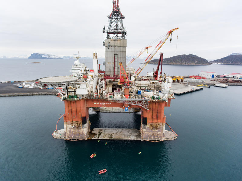 Dronefoto av oljeplattformen West Hercules og en gummibåt fra Greenpeace under en fredelig protest i Rypefjord i Finnmark.