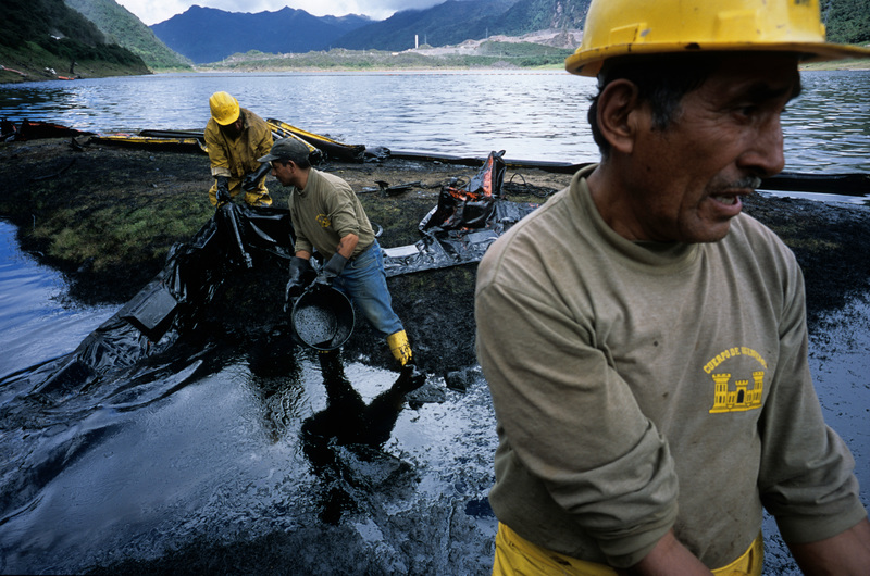 Kull, olje og gass kan forårsake giftig vannforurensing, som igjen tærer på tilgangen til rent og trygt ferskvann. Her rydder lokalbefolkning i Andesfjellene opp etter et oljeutslipp nær byen Papallacta i 2003.