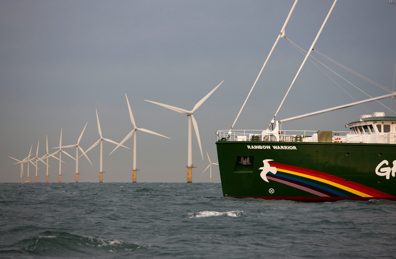Greenpeace-skipet Rainbow Warrior seiler forbi Princess Amalia-vindparken utenfor Nederland. 