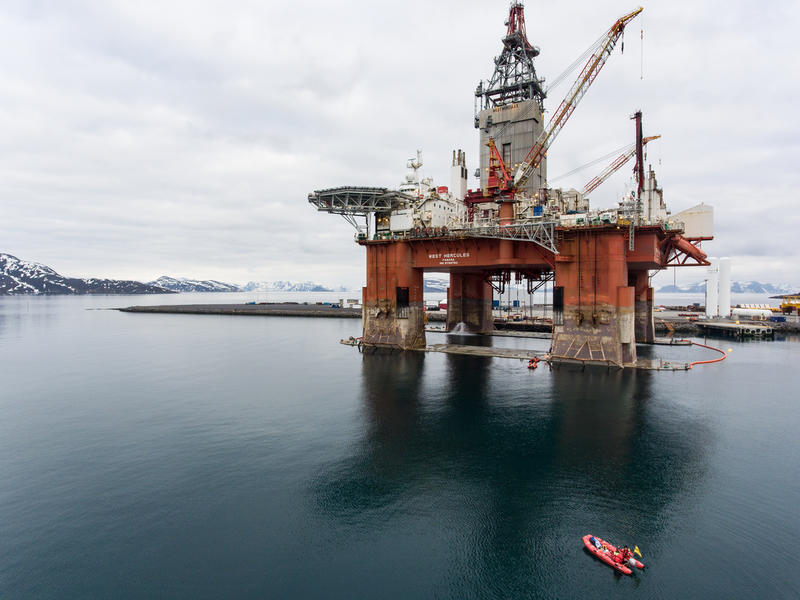 Greenpeace-aktivister på vei til West Hercules-plattformen i Rypefjord. 
