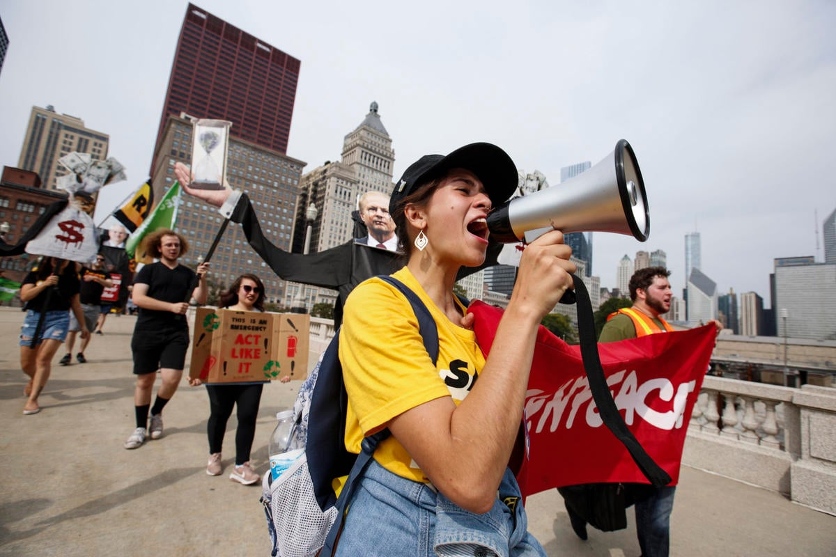 Greenpeace-medlemmer marsjerer under en global klimastreik i Chicago i USA i 2019.