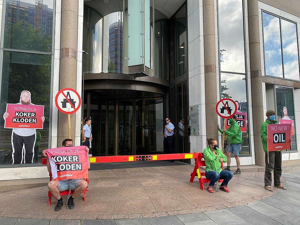Etter at det ble kjent at olje- og energiminister Tina Bru i går delte ut fire nye oljelisenser, gikk Greenpeace i morgentimene til aksjon utenfor Olje- og energidepartementet. Aktivister klistret opp budskapene “La olja ligge” og “Norsk olje koker kloden” på departementets fasade. Etter at det ble kjent at olje- og energiminister Tina Bru i går delte ut fire nye oljelisenser i 25. konsesjonsrunde, gikk Greenpeace til aksjon utenfor Olje- og energidepartementet. Aktivister klistret opp budskapene “La olja ligge” og “Norsk olje koker kloden” på departementets fasade.