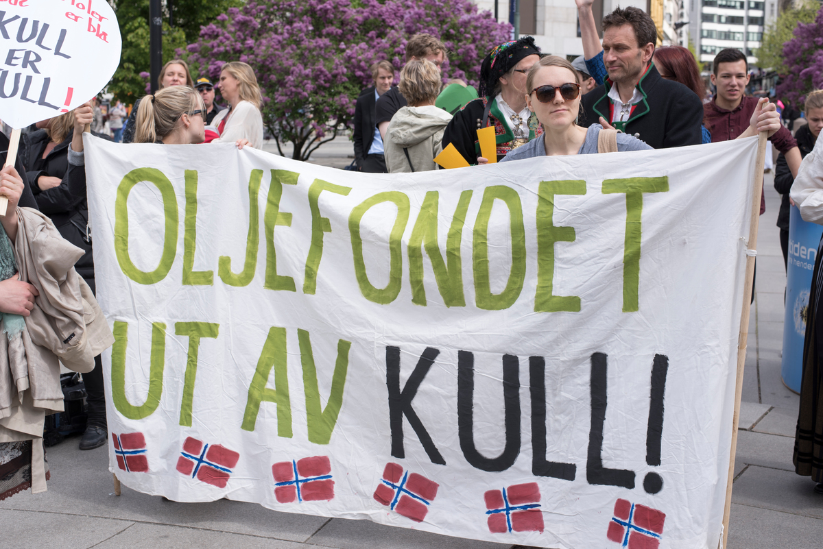 Demonstrasjon i Norge for å få Oljefondet ut av kull.