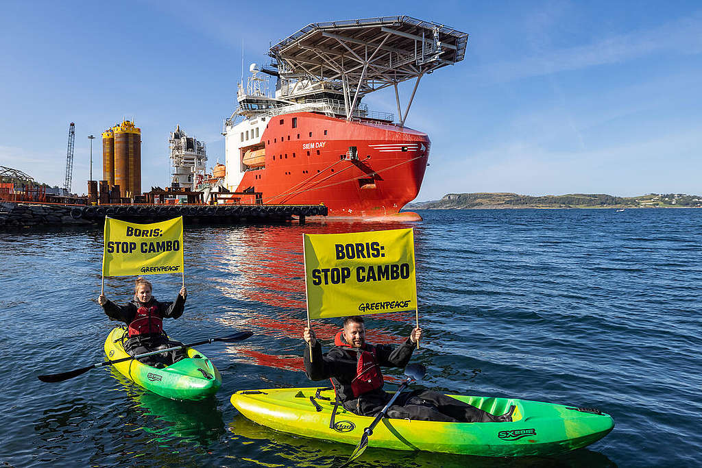 Activists in Kayaks Confront Siem Day in Stavanger. © Espen Mills / Greenpeace