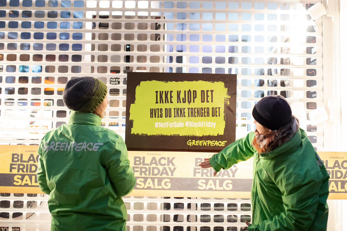 Black Friday Action in Oslo, Norway. © AMANDA IVERSEN ORLICH / Greenpeace