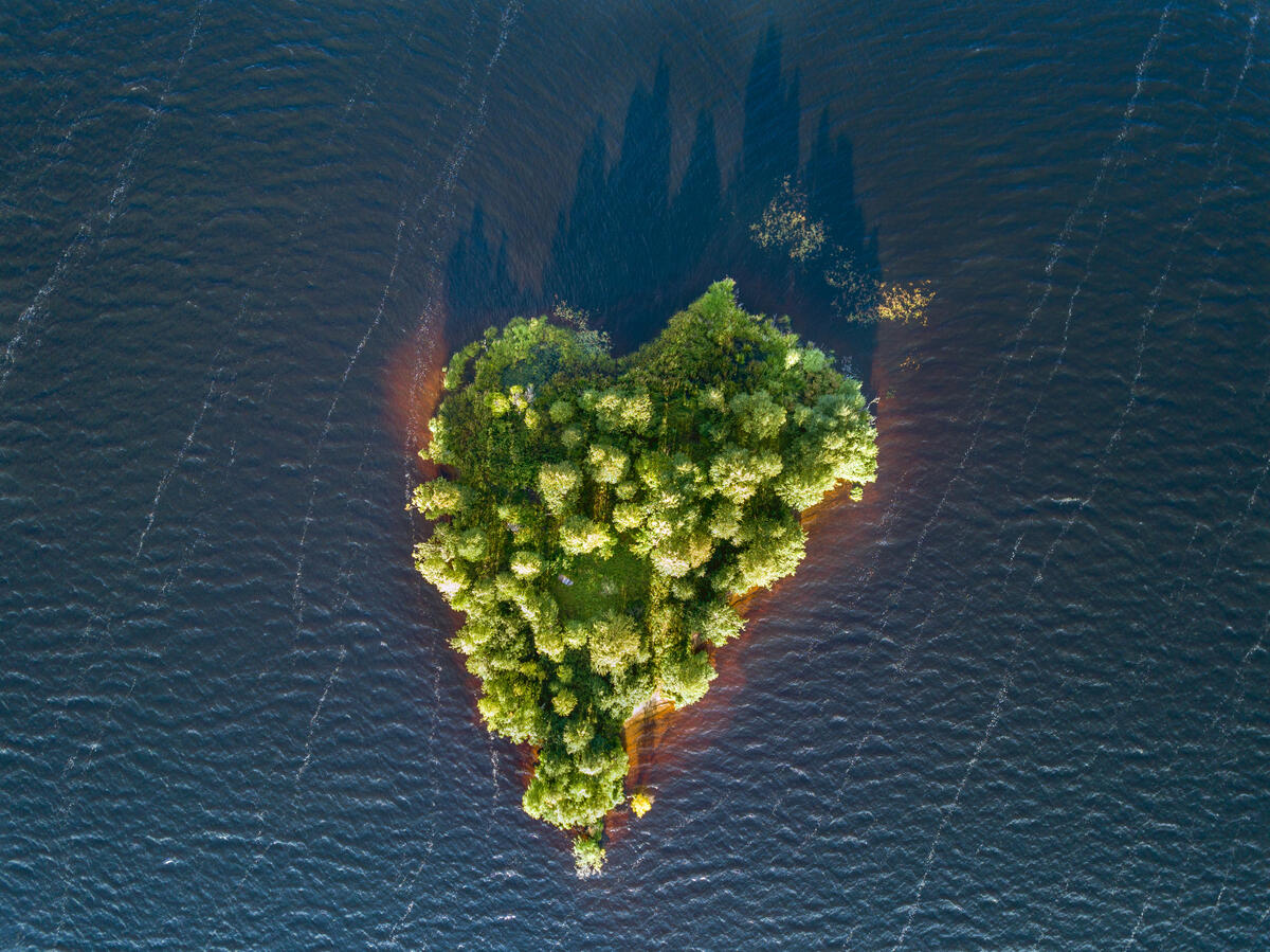 Flyfoto av en øy formet som et hjerte