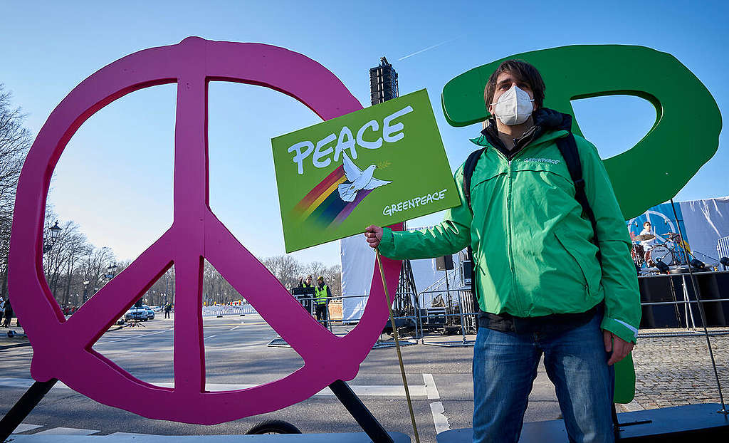 Demonstration in Berlin for Peace in Ukraine. © Mike Schmidt / Greenpeace Demonstration in Berlin for Peace in Ukraine. © Mike Schmidt / Greenpeace