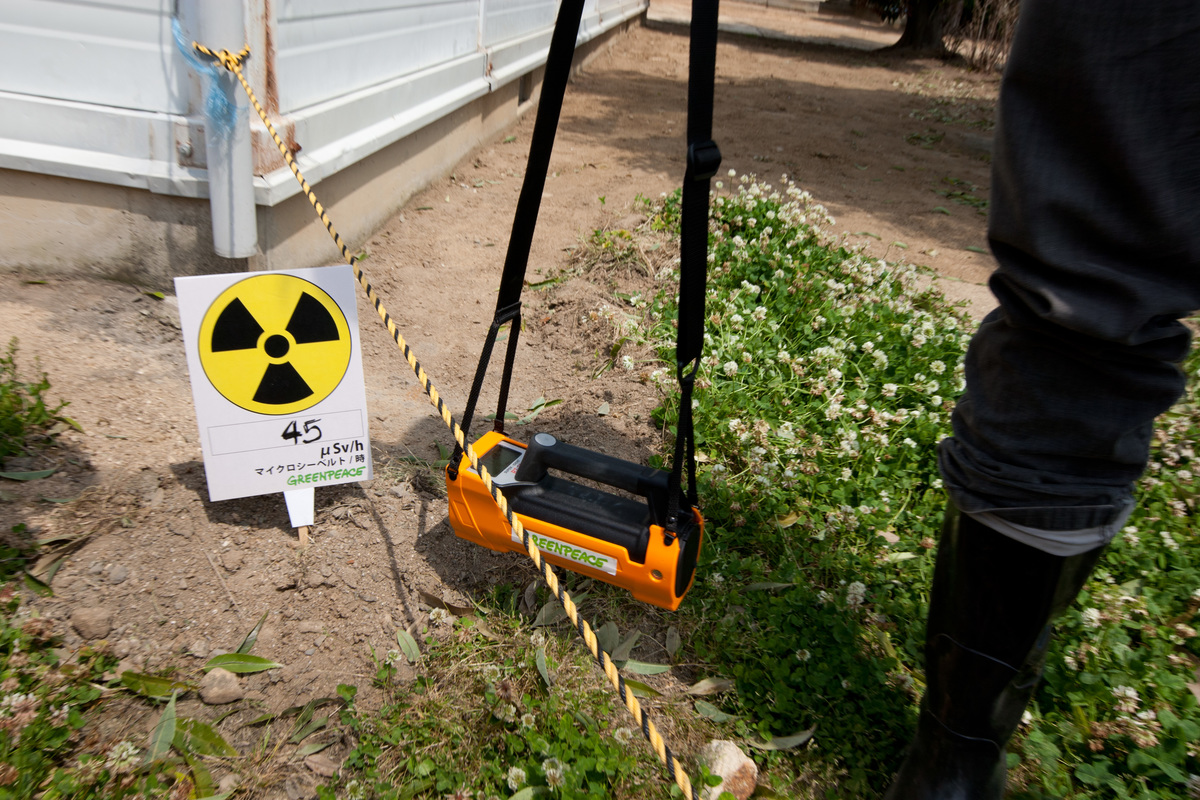 Radiation Test in Fukushima Playgrounds. © Jeremy Sutton-Hibbert / Greenpeace