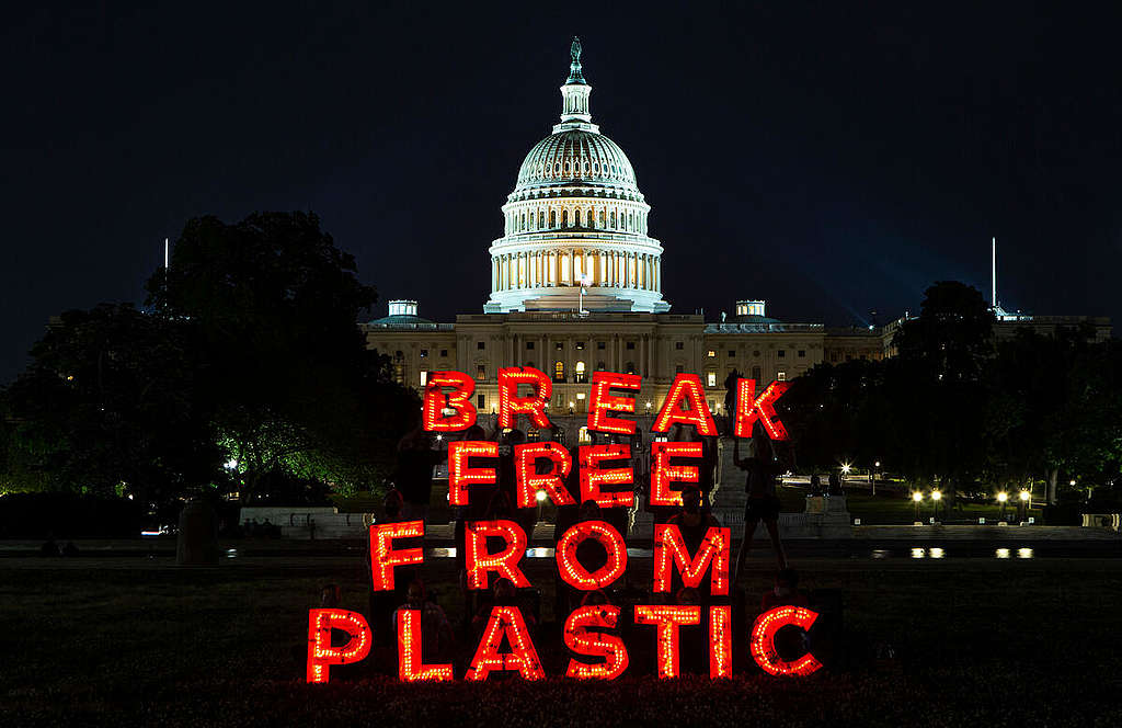 Break Free from Plastics Lights Up in Washington D.C. © Tim Aubry / Greenpeace