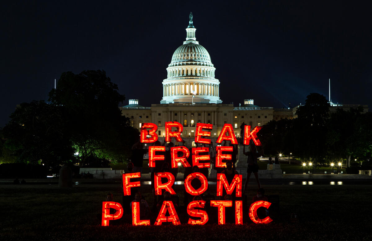 Break Free from Plastics Lights Up in Washington D.C. © Tim Aubry / Greenpeace