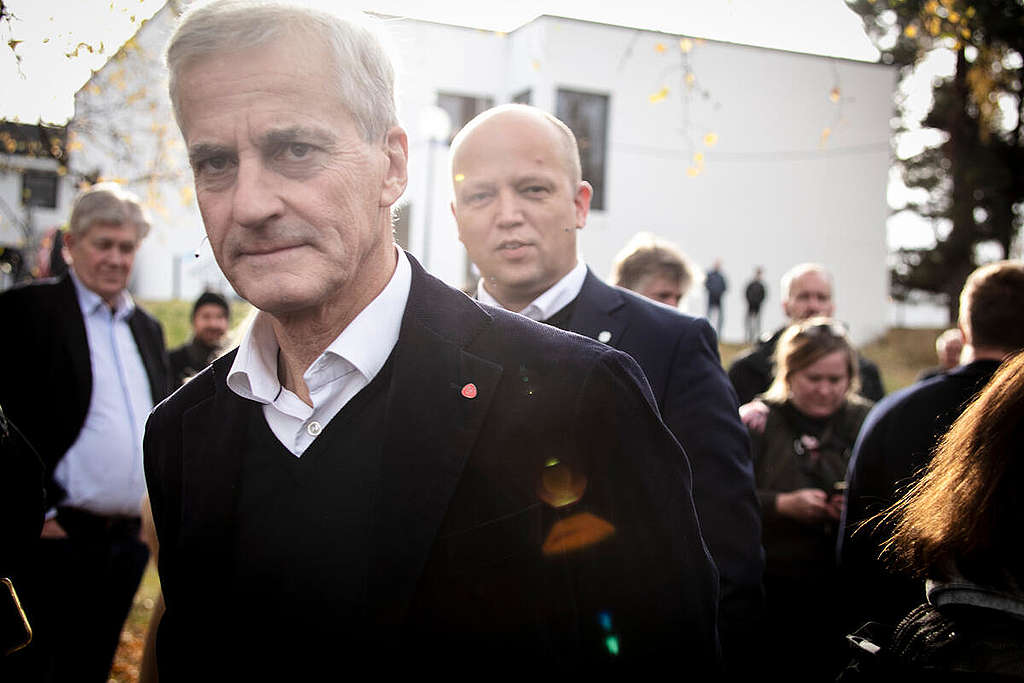 Activity during Government Negotiations in Hurdal, Norway. Halvnært bilde av statsminister Jonas Gahr Støre vendt mot kamera, med finansminister Trygve Slagsvold Vedum gående rett bak seg, omgitt av pressefolk. I bakgrunnen ser vi Hurdalssjøen hotell, hvor regjeringsplattformen ble forhandlet fram til 13. oktober 2021.